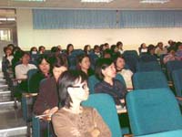 教職員們認真聽講