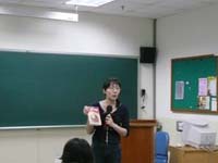 社長 許慧嫻同學介紹『科普寫作研習營』的相關書籍與社員們分享