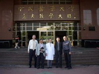 捷克百拉斯基醫學大學來賓於教學大樓與醫學院沈戊忠院長及梁育民組長合影