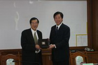 黃榮村校長與張保隆校長交換禮品