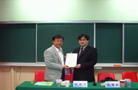 副教務長林振文教授致贈講師感謝狀與紀念品
