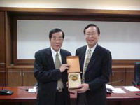 黃榮村校長頒授校級教學優良教師得獎獎牌與獎金予鍾景光 教授