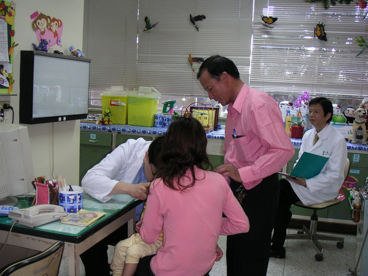 陳偉德教授（右）現場觀察醫師學員對病人的醫療行為做考核評量