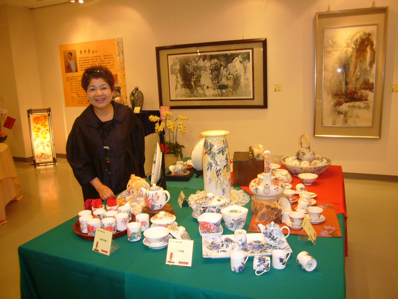 生活時尚藝術家李秀芳創作琳瑯滿目的彩繪陶瓷作品