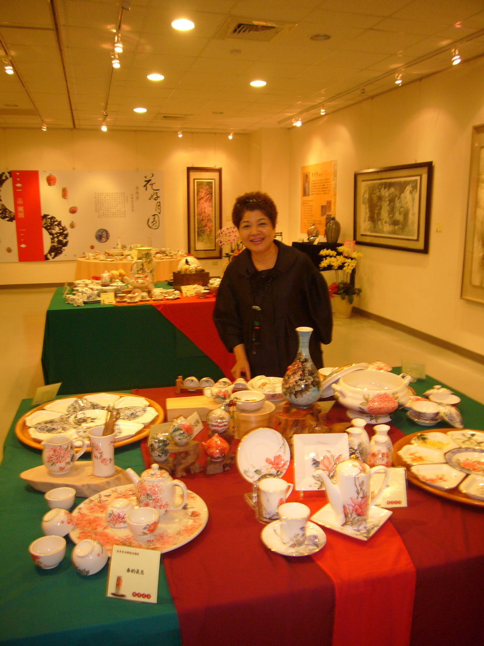 生活時尚藝術家李秀芳的彩繪陶瓷作品琳瑯滿目