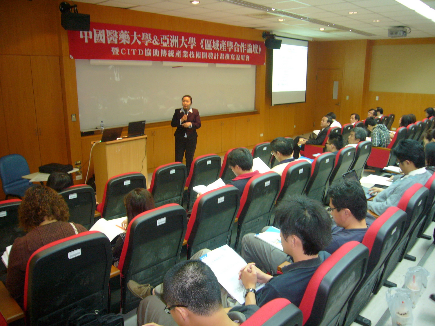 中國生產力中心經理陳淑琴傳授業者向政府申請補助的要領