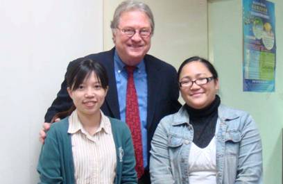 John D. Hiser與兩位預計出國的交換學生賴人瑄(左一)及林小召(右一)合影。