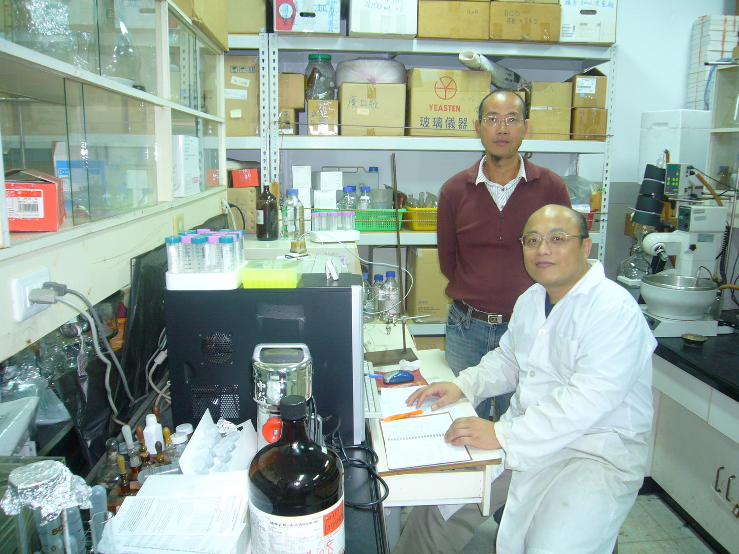 中國醫大助理教授余建志指導艮椼生技董事長林聖原產製蛋黃油的新技術