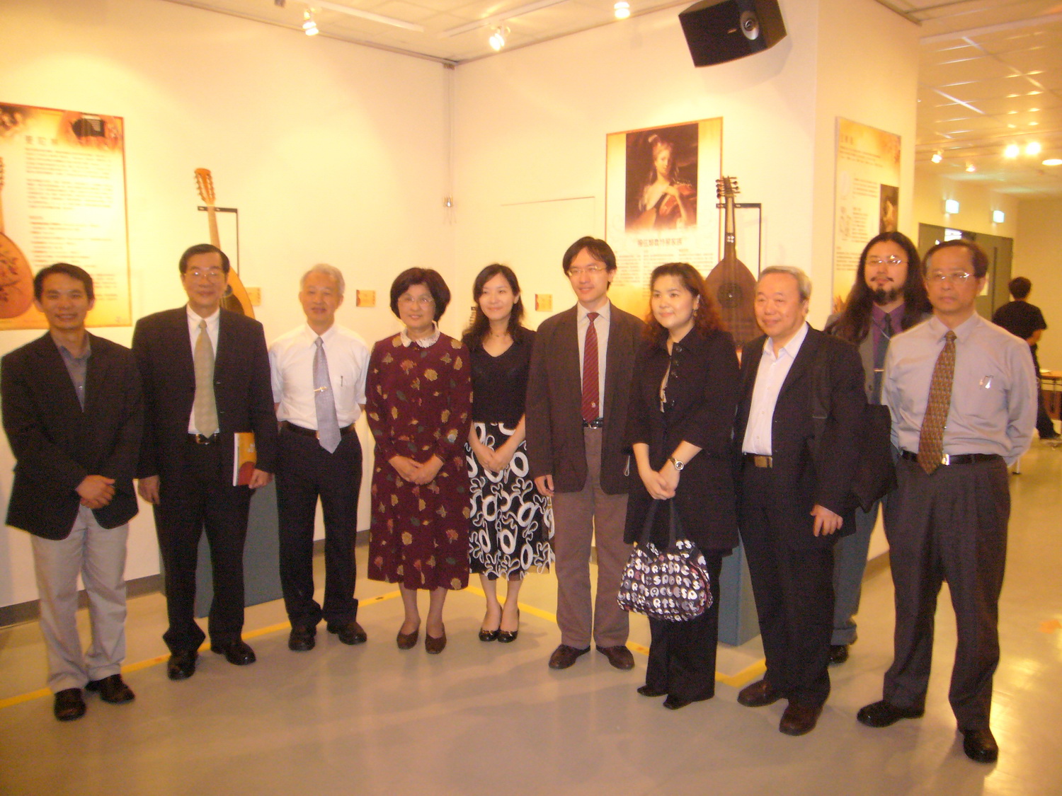 國美館副館長張仁吉（左起）、黃榮村校長、奇美博物館顧問紀慶玟偕貴賓合影