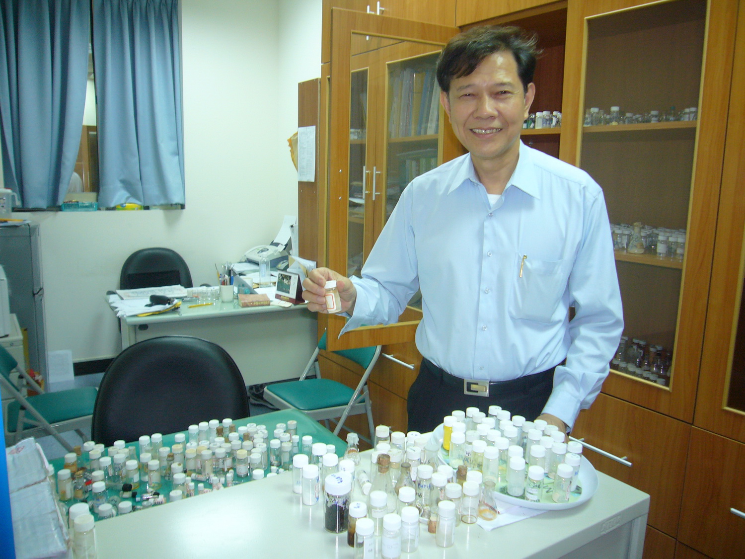 『這一顆』是治療糖尿病第二型的新藥，中國醫大郭悅雄教授對研發成果充滿喜悅。