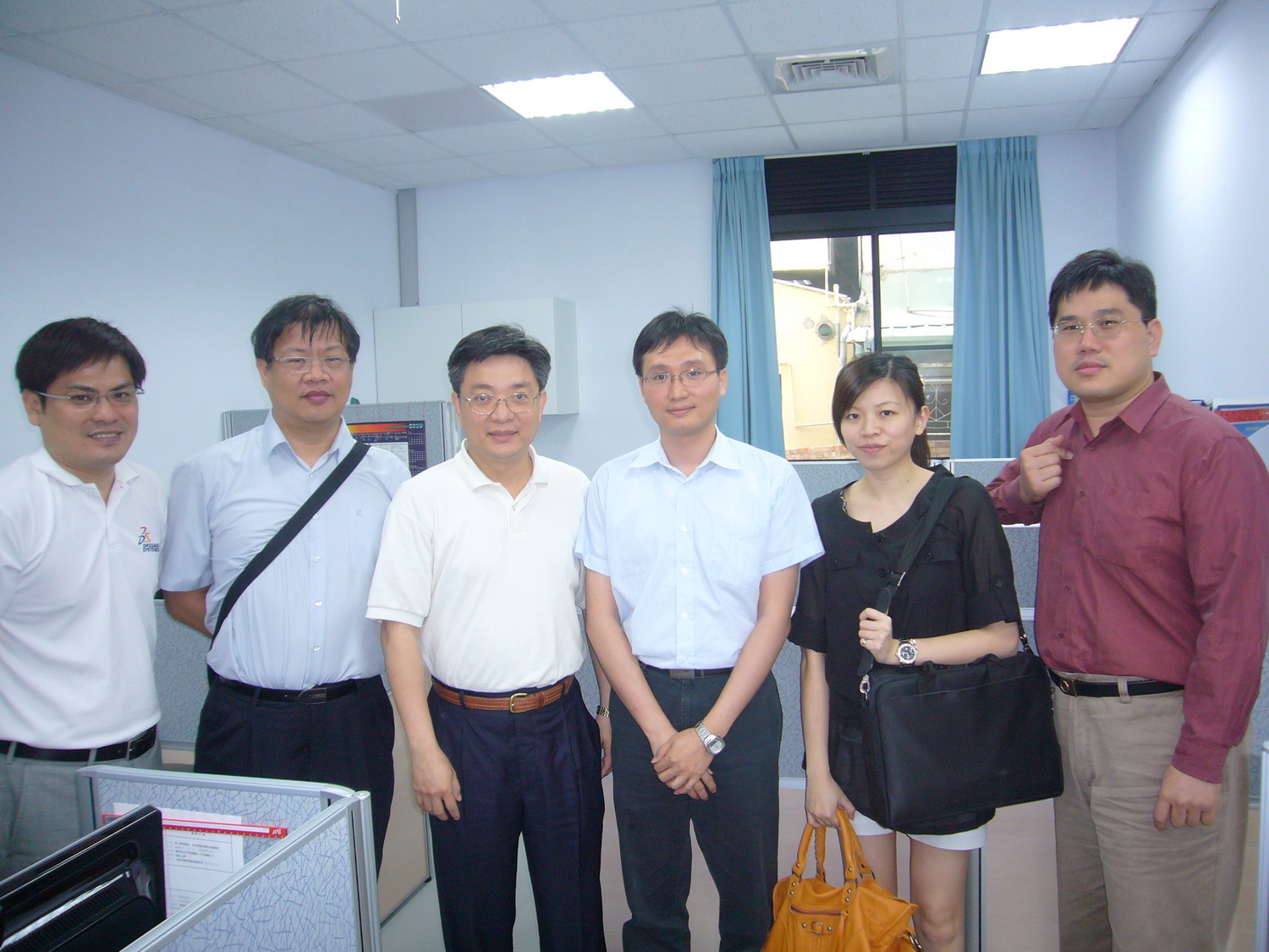 資訊副院長邱俊誠（左三）與參訪廠商代表合影