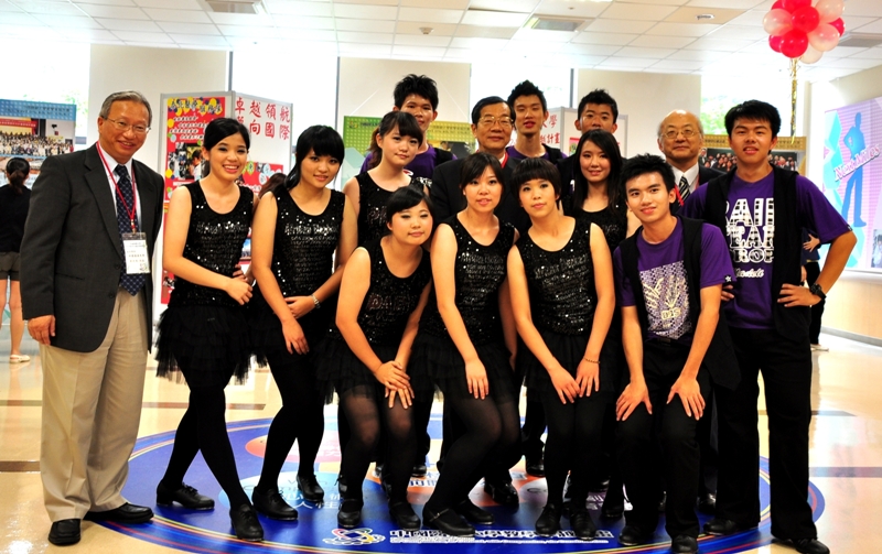 踢踏舞 表演學生 與 黃榮村 校長、吳聰能 副校長 及鄭光甫 院長 合影