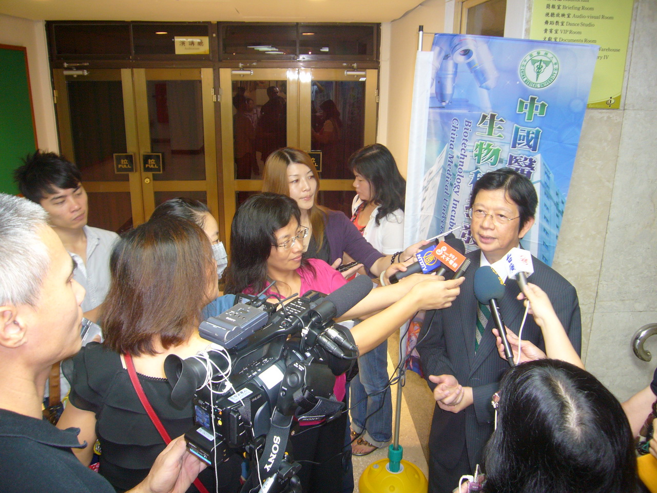 創新開辦「庶民健康講座」的推手陳偉德副校長是媒體追訪的焦點人物