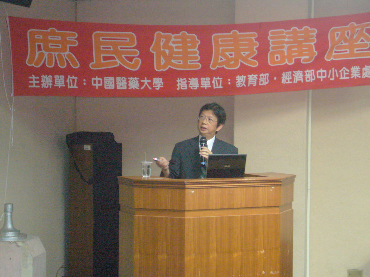 醫學系小兒科醫師陳偉德教授講授魚油護身大法