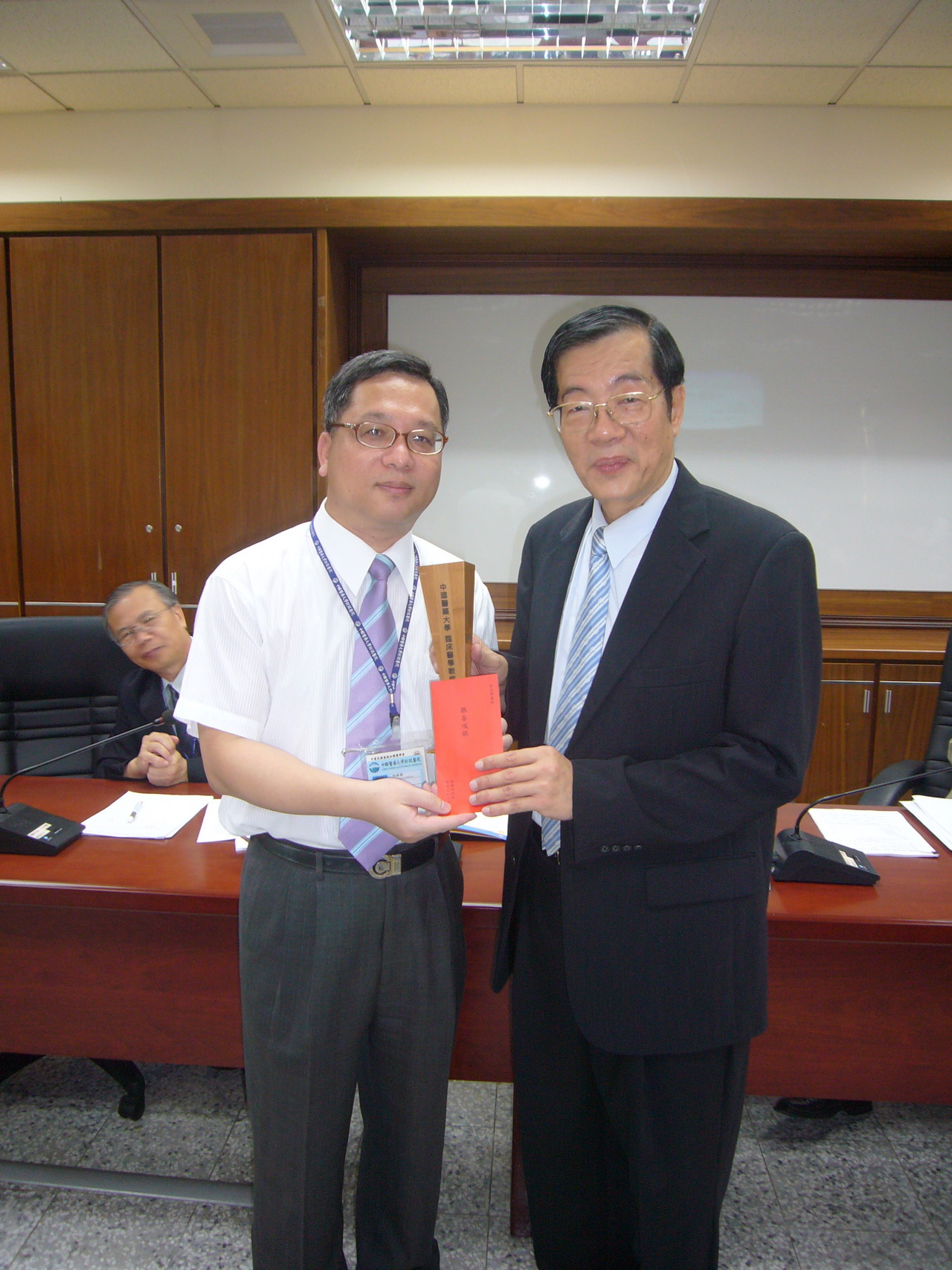 2010年臨床醫學教育貢獻獎得獎人徐武輝醫師榮獲校長黃榮村頒獎表揚