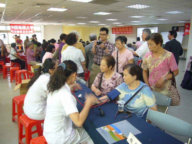 顧健康、拿好康；中國醫大舉辦的庶民健康講座現場還有免費量血壓服務