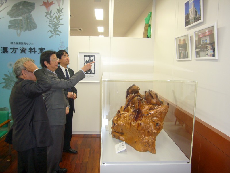 日本藥科大學博物館珍藏引起參訪團的興趣