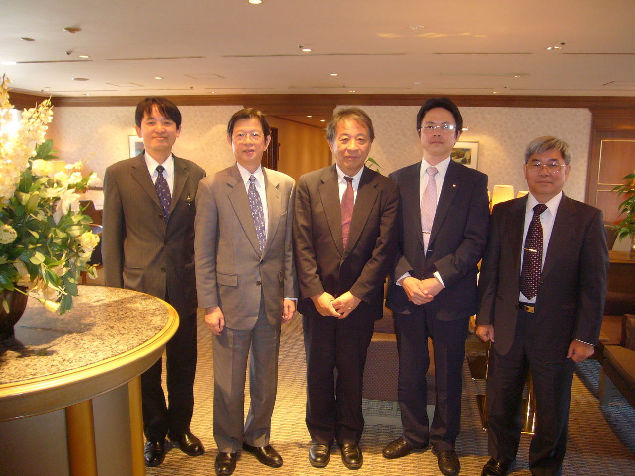 陳偉德副校長（左二）率團到東京與日商代表加根魯（右三）町井省文（右二）會商合影