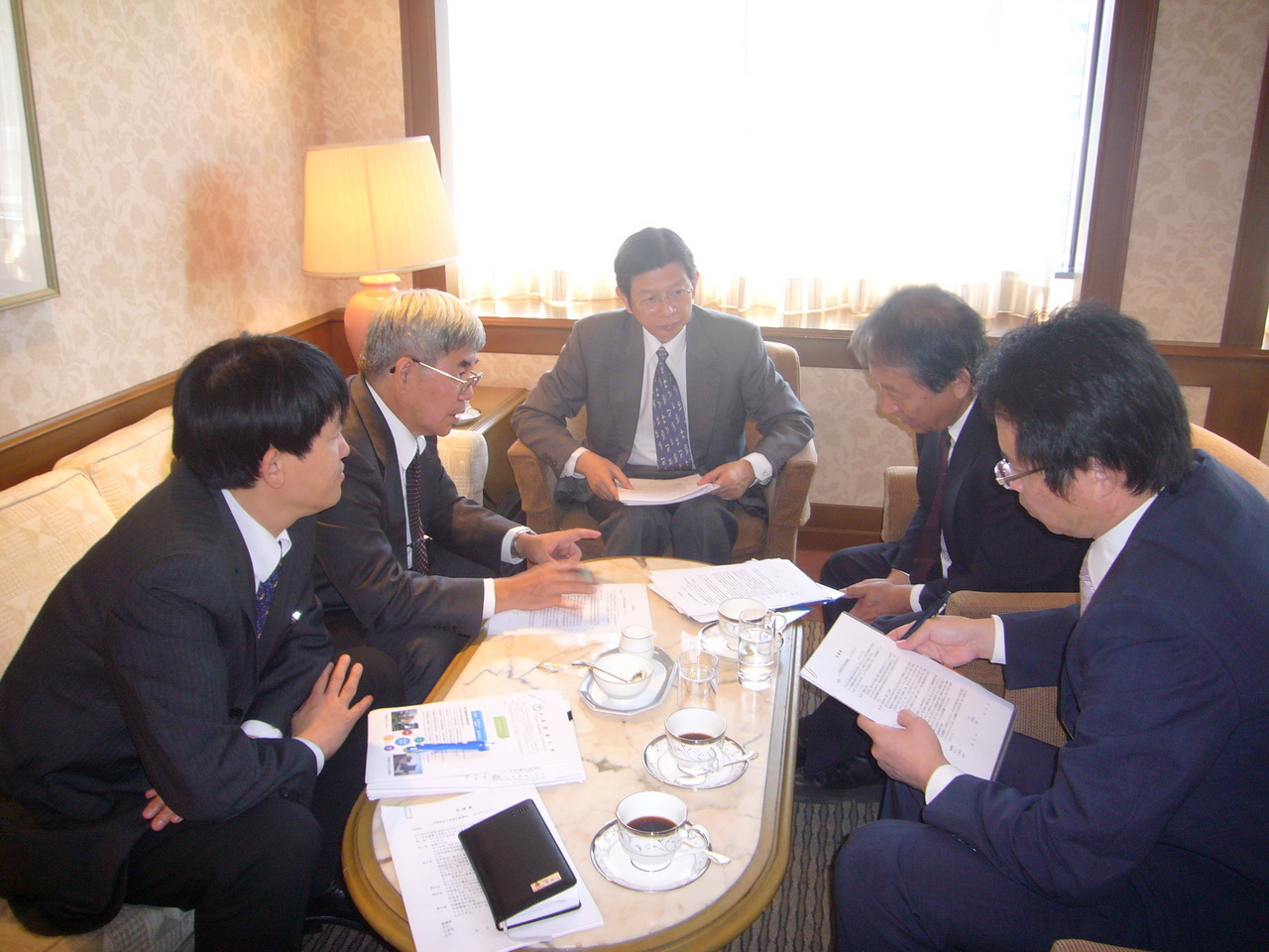 陳偉德副校長（中）率團在東京與日商代表洽談中國醫大研發專利開拓國際市場商機