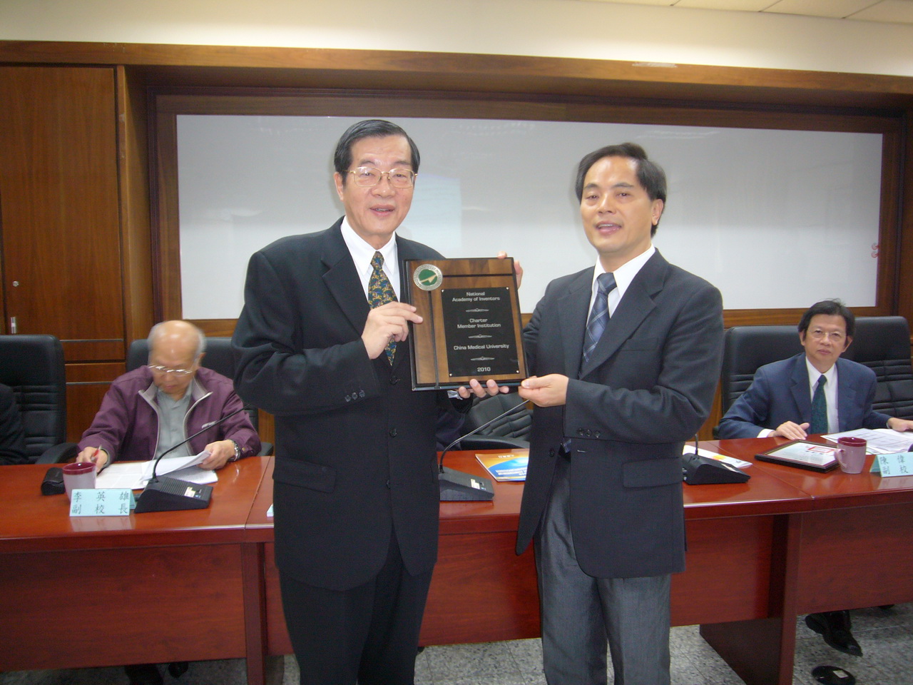林欣榮院長代表美國NAI發明家協會贈送銜牌給黃榮村校長留學校典藏