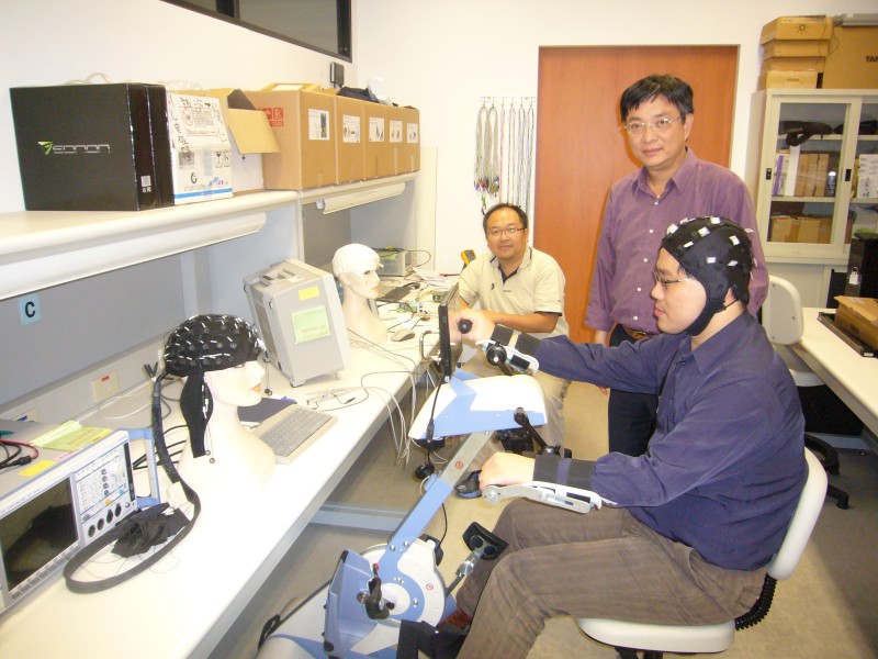 本校生醫工程團隊研發的『腦機介面復建機台』。