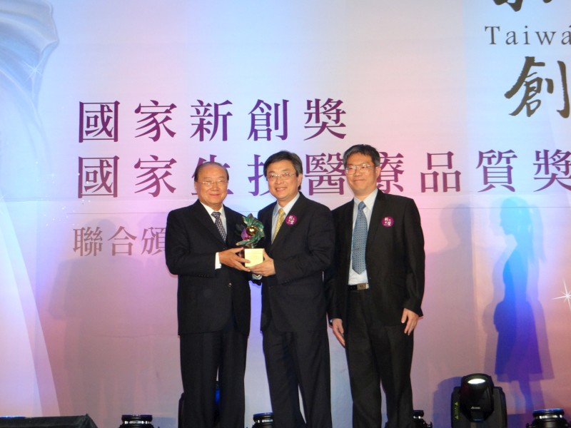 考試院長關中頒獎， 由中國醫大邱俊誠教授、交大歐陽盟教授代表領獎。