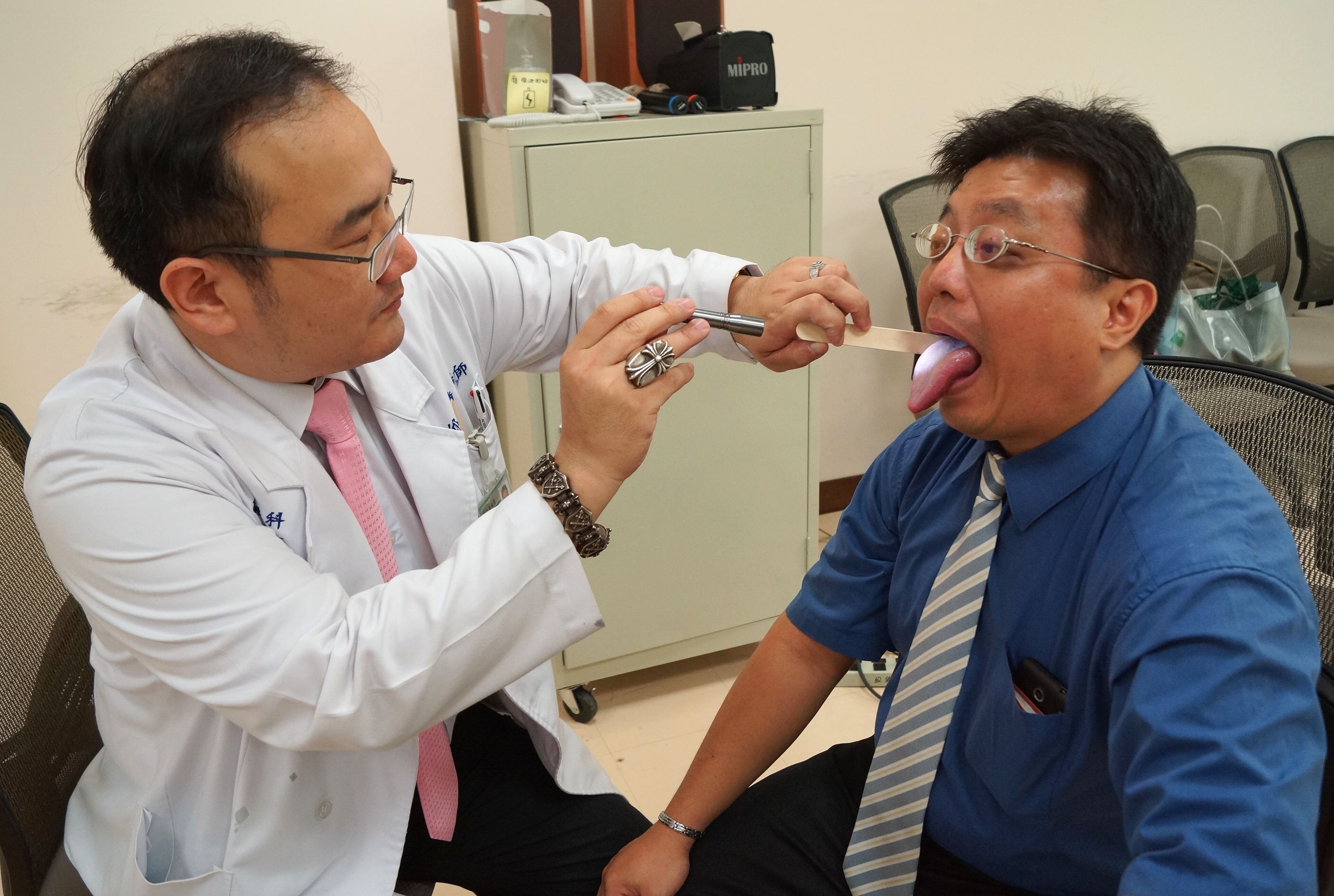 使用壓舌板診斷舌癌示意圖。