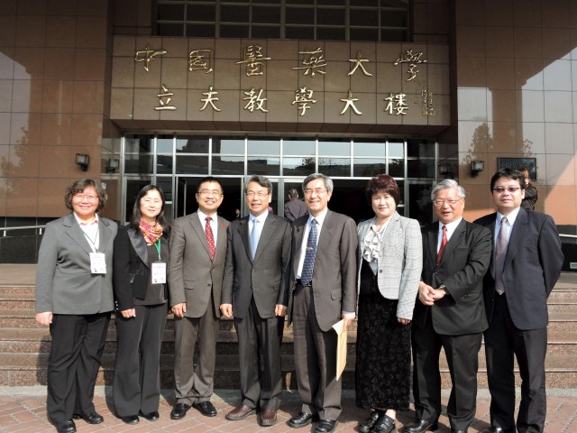 李文華校長與北京大學醫學部副主任李文勝教授等師長合影。