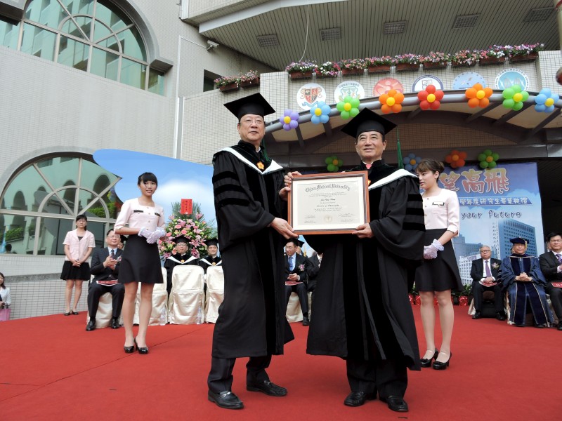 蔡長海董事長頒授王金平院長名譽博士學位。