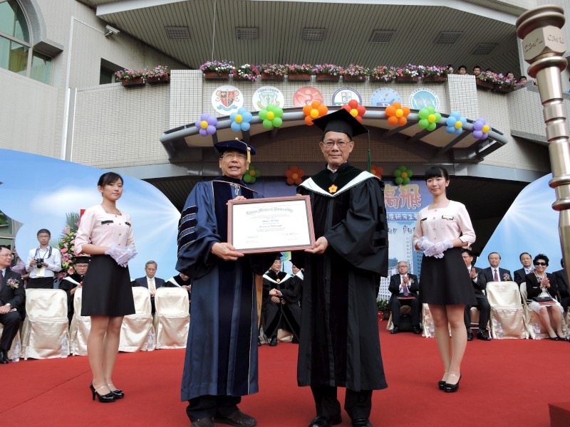 李文華校長頒授中研院羅浩院士名譽博士學位。