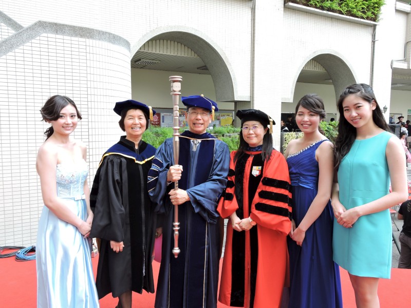 李文華校長手持權杖要帶領師生邁向世界頂尖大學。