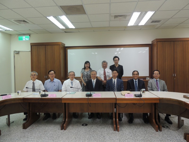 澳門大學參訪團與中國醫藥大學副校長吳永昌等主管合影。