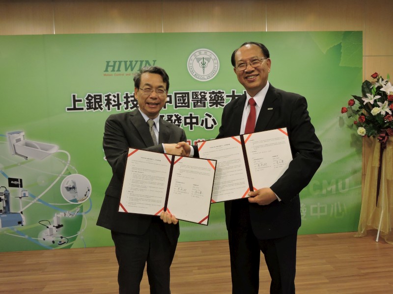 上銀集團卓永財董事長與李文華校長簽約成立『HIWIN-CMU聯合研發中心』。