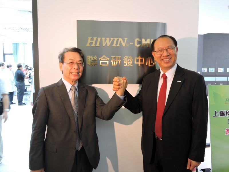 上銀卓永財董事長與李文華校長對『HIWIN-CMU聯合研發中心』創造力充滿信心。
