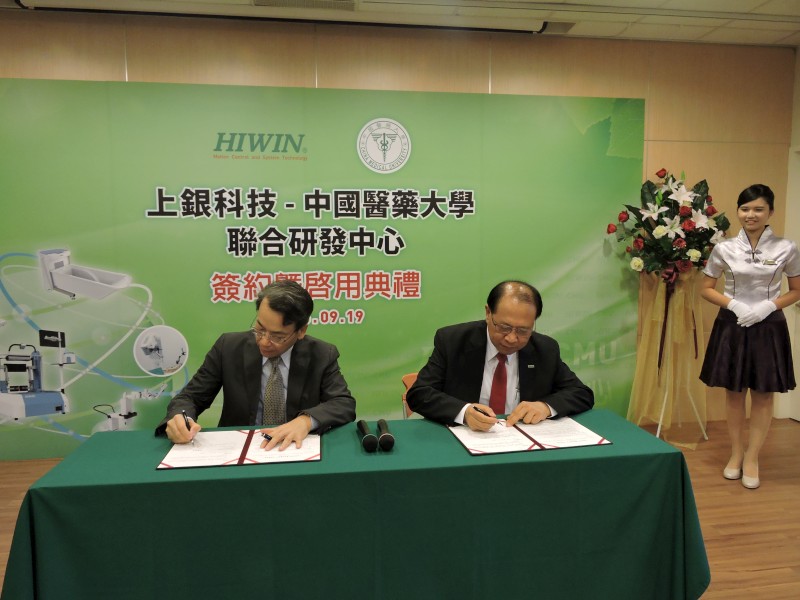 卓永財董事長與李文華校長代表雙方進行合作簽約。