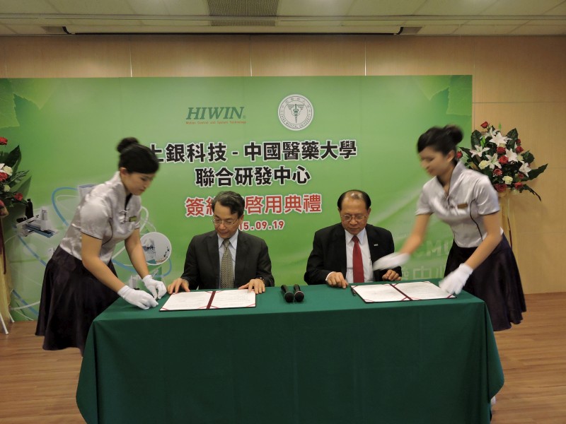 卓永財董事長與李文華校長代表雙方合作簽約。