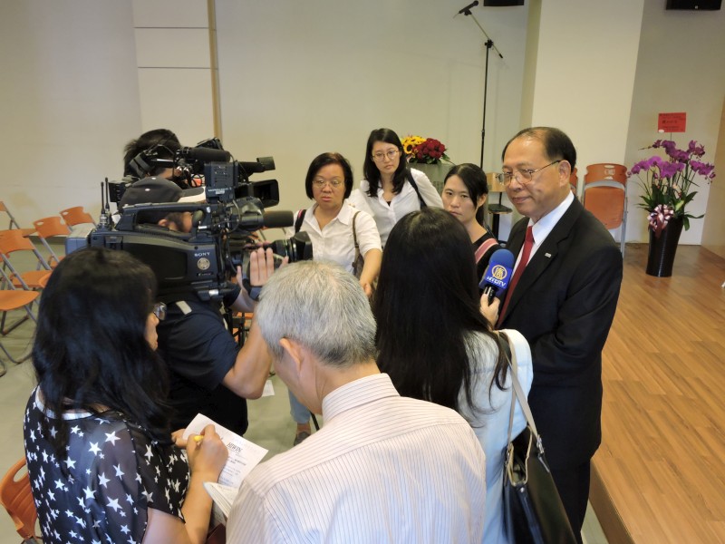 卓永財董事長接受媒體採訪侃侃而談。