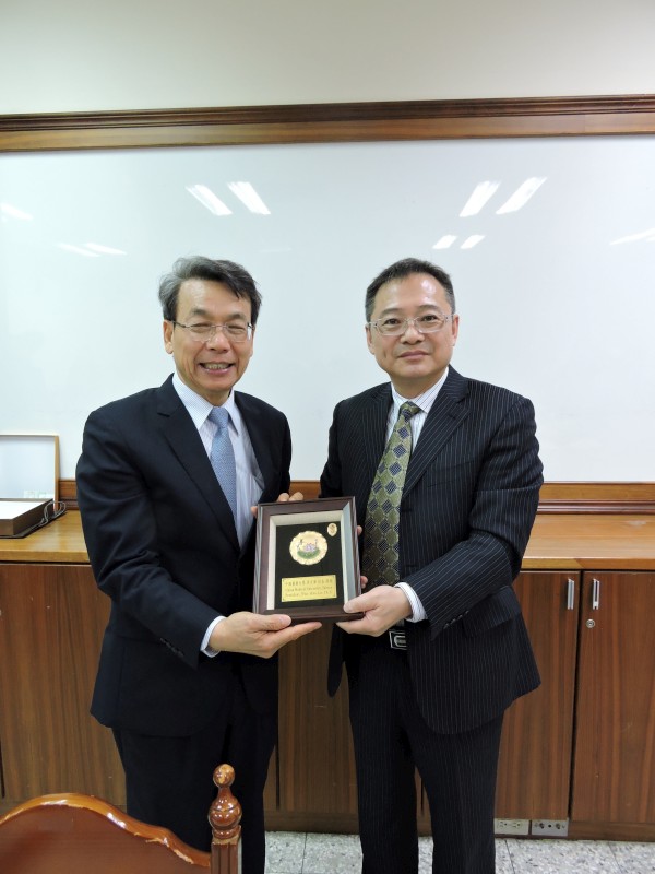 李文華校長與上海中醫藥大學校務委員會主任張智強互贈紀念品。