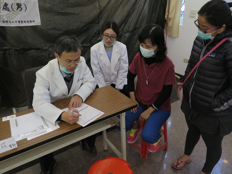 台南市博安中醫診所李進成醫師細心的為病患看診。