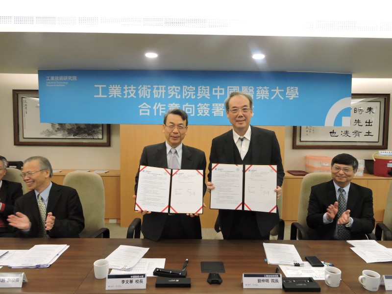 李文華校長與工業技術研究院長劉仲明簽約合作結盟。