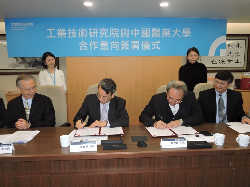 李文華校長與工業技術研究院長劉仲明代表雙方合作結盟簽約。