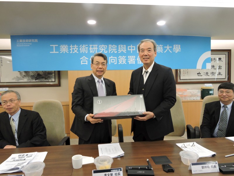 李文華校長與工業技術研究院長劉仲明互贈紀念品。