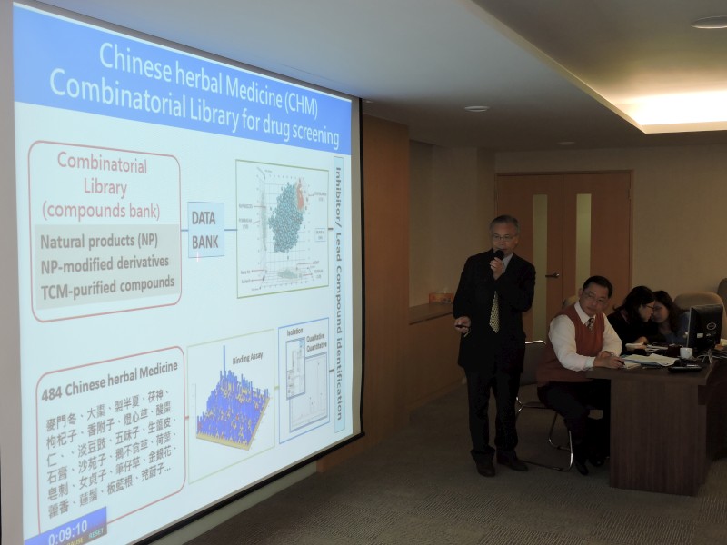 吳永昌副校長簡介中國醫大的中草療資料庫運用現況。