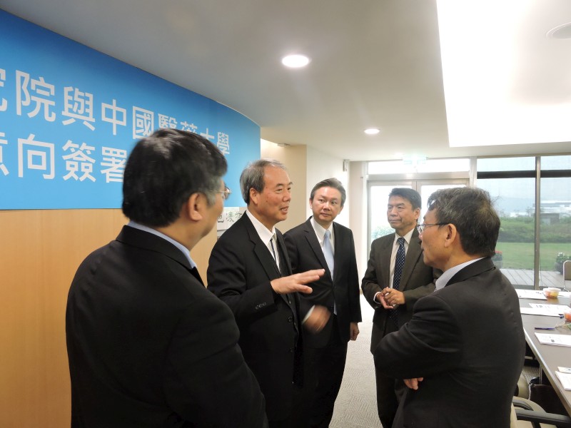 李文華校長與劉仲明院長和研發團隊在會場親切交流。