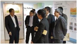 李文華校長與黃榮村講座教授帶領外賓參觀海報成果展。