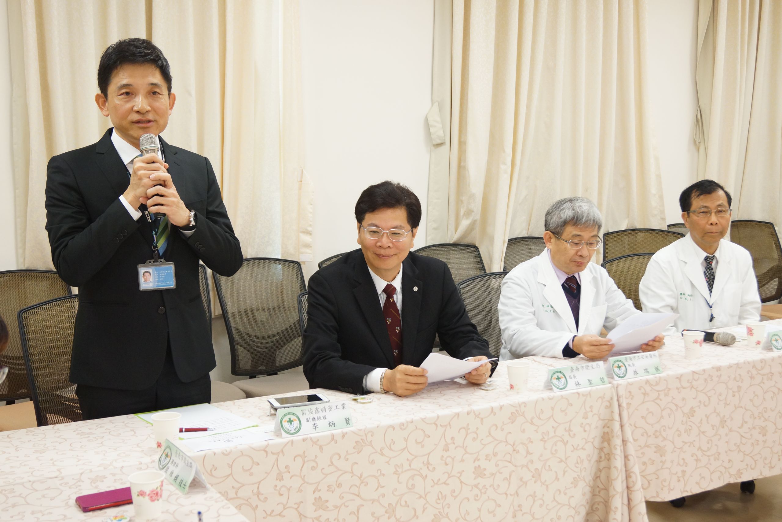李炳賢副總經理感謝安南醫院蔡忠紘醫師戒菸團隊幫助富強鑫員工們戒菸成功。