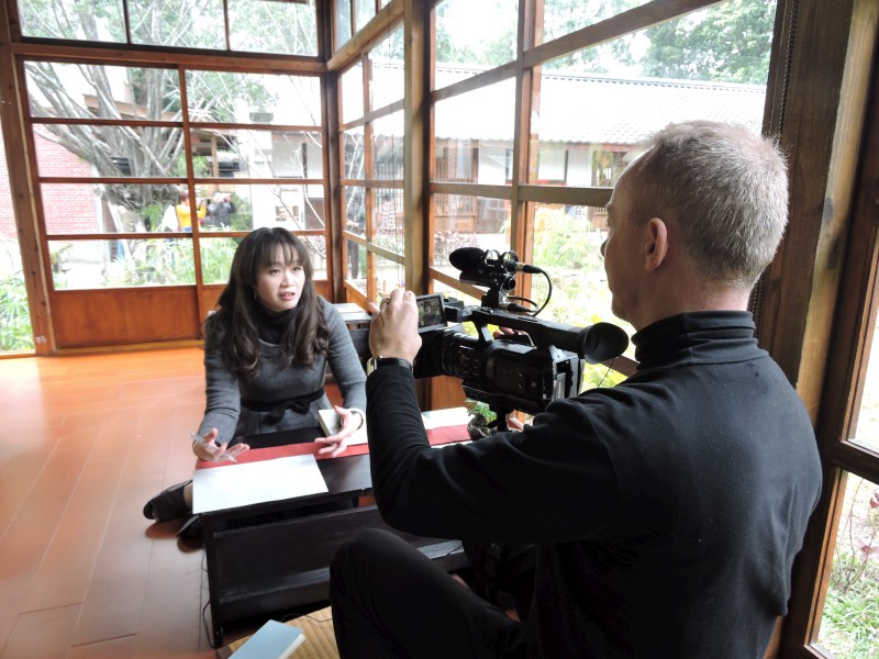 陳雅湞副教授接受電視訪談。