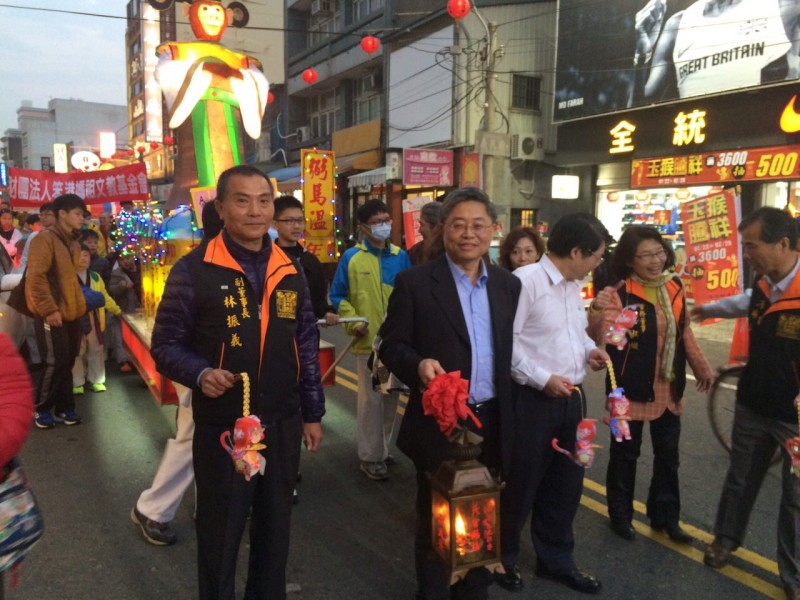 中國醫大北港媽祖醫院吳錫金院長（中）受邀參加北港元宵燈會活動。