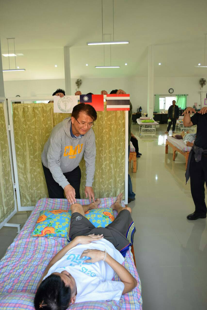 孫茂峰副院長清邁政府醫院現場針灸治療。