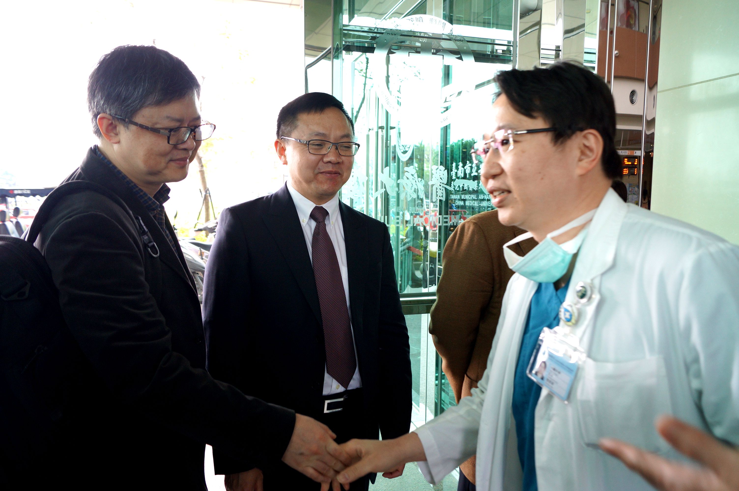 陳偉華部主任歡迎遠道來訪觀摩的中國血管外科醫師團。